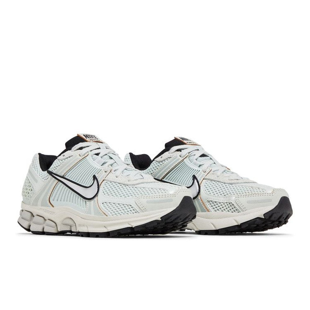 Nike Zoom Vomero 5 Light Silver Chrome (W) – lifestyle foto | Purekickz
