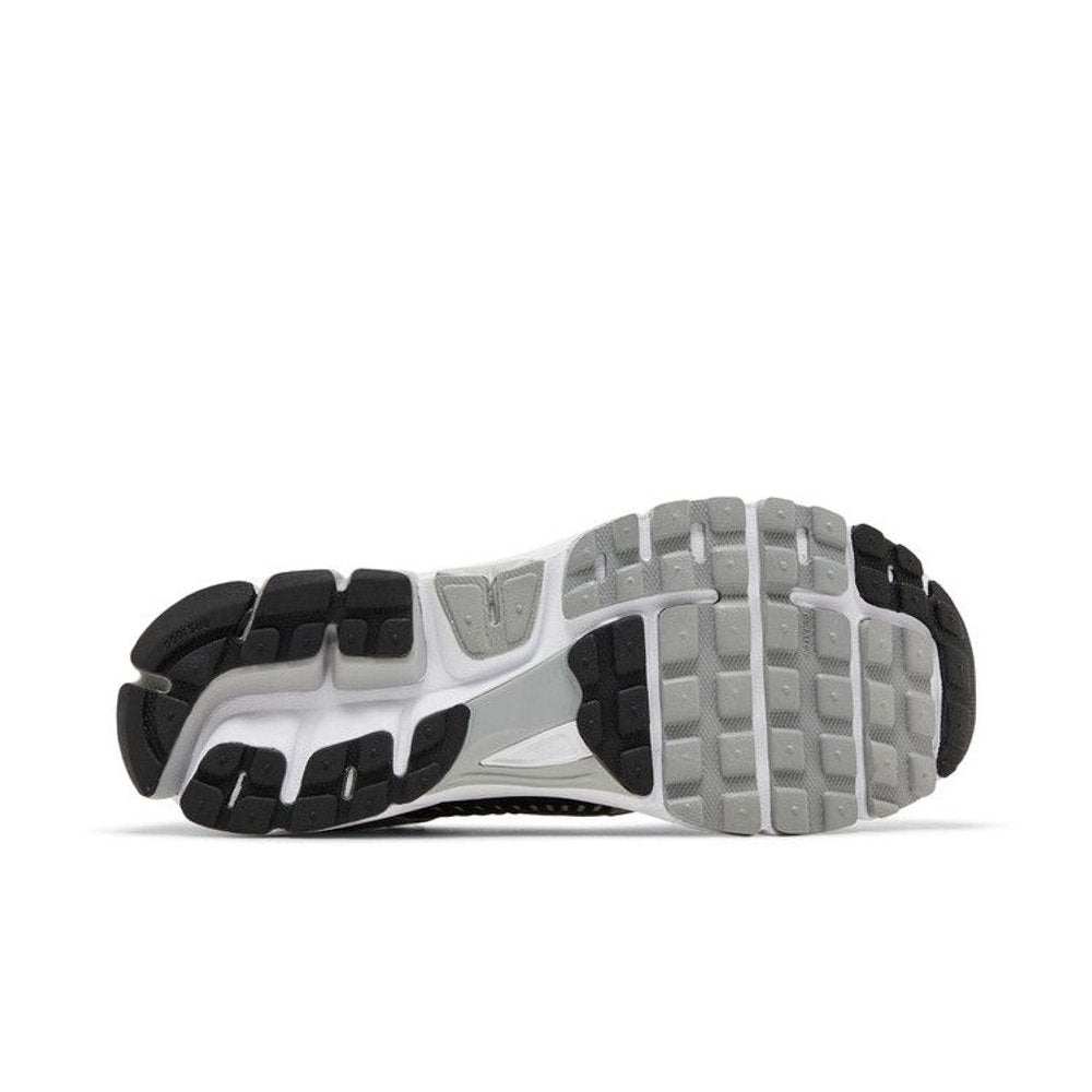 Nike Zoom Vomero 5 Metallic Silver Black – zadní pohled | Purekickz