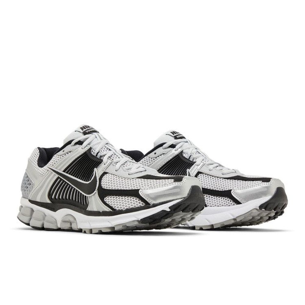 Nike Zoom Vomero 5 Metallic Silver Black – lifestyle foto | Purekickz