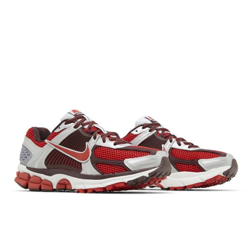 Nike Zoom Vomero 5 Mystic Red (W) – lifestyle foto | Purekickz