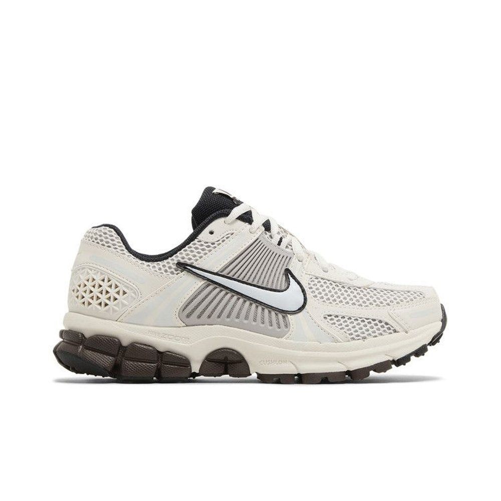 Nike Zoom Vomero 5 Phantom Light Iron Ore (W) – boční pohled | Purekickz