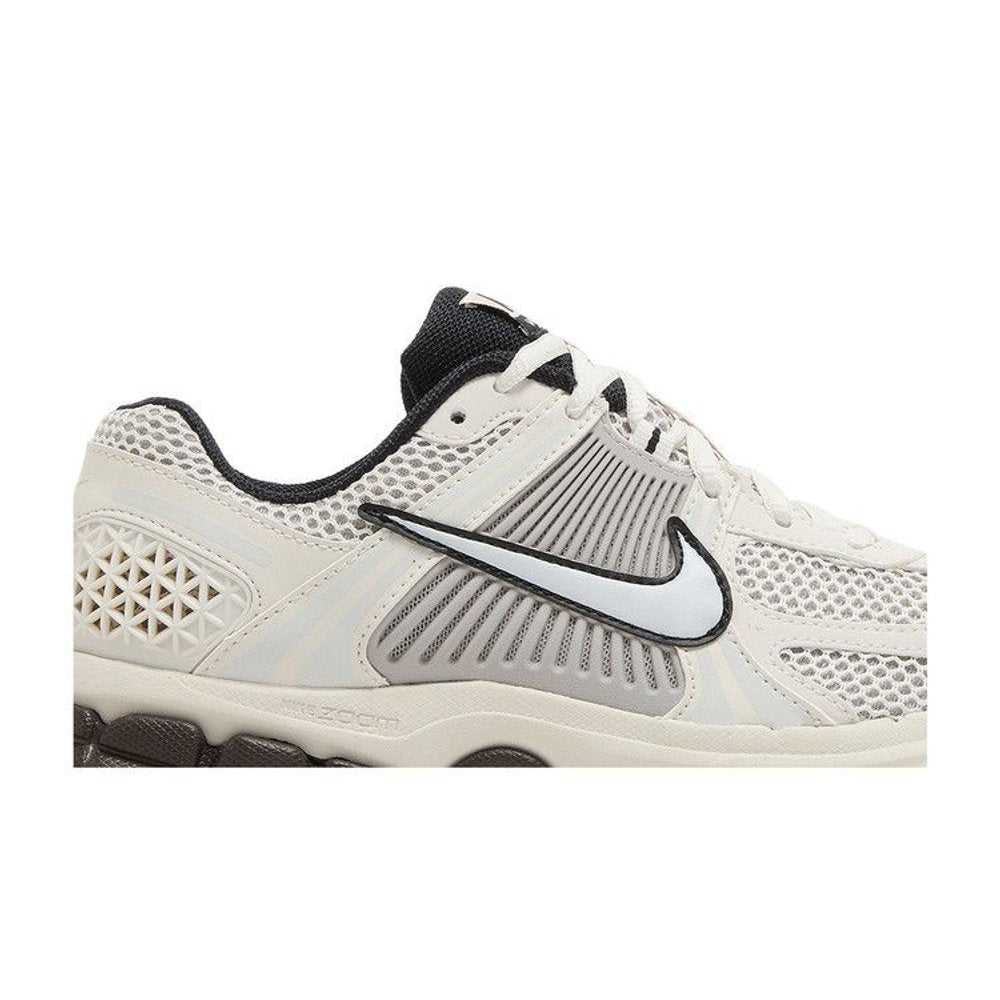 Nike Zoom Vomero 5 Phantom Light Iron Ore (W) – detail | Purekickz