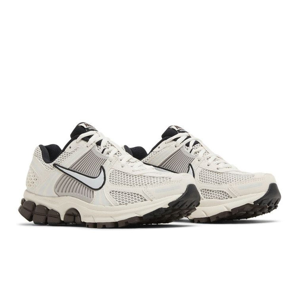 Nike Zoom Vomero 5 Phantom Light Iron Ore (W) – lifestyle foto | Purekickz