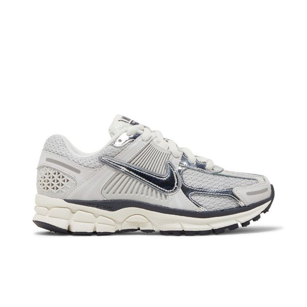 Nike Zoom Vomero 5 Photon Dust Metallic Silver (W) – boční pohled | Purekickz