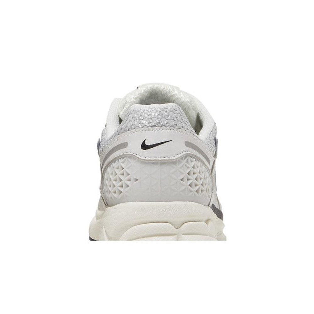 Nike Zoom Vomero 5 Photon Dust Metallic Silver (W) – detail materiálu | Purekickz