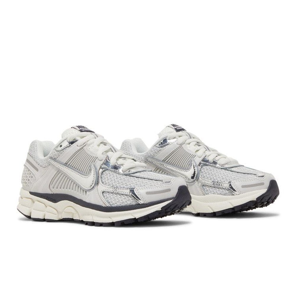 Nike Zoom Vomero 5 Photon Dust Metallic Silver (W) – lifestyle foto | Purekickz