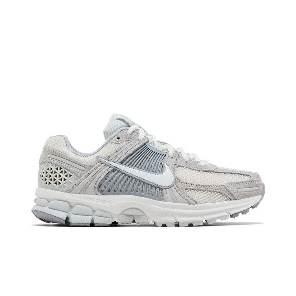 Nike Zoom Vomero 5 Pure Platinum Platinum Tint Wolf Grey Summit White (W) – boční pohled | Purekickz