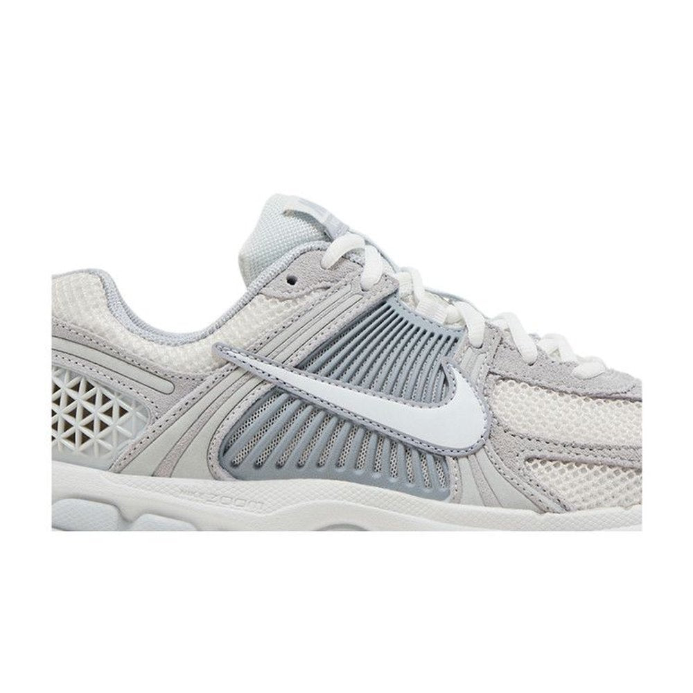 Nike Zoom Vomero 5 Pure Platinum Platinum Tint Wolf Grey Summit White (W) – detail | Purekickz