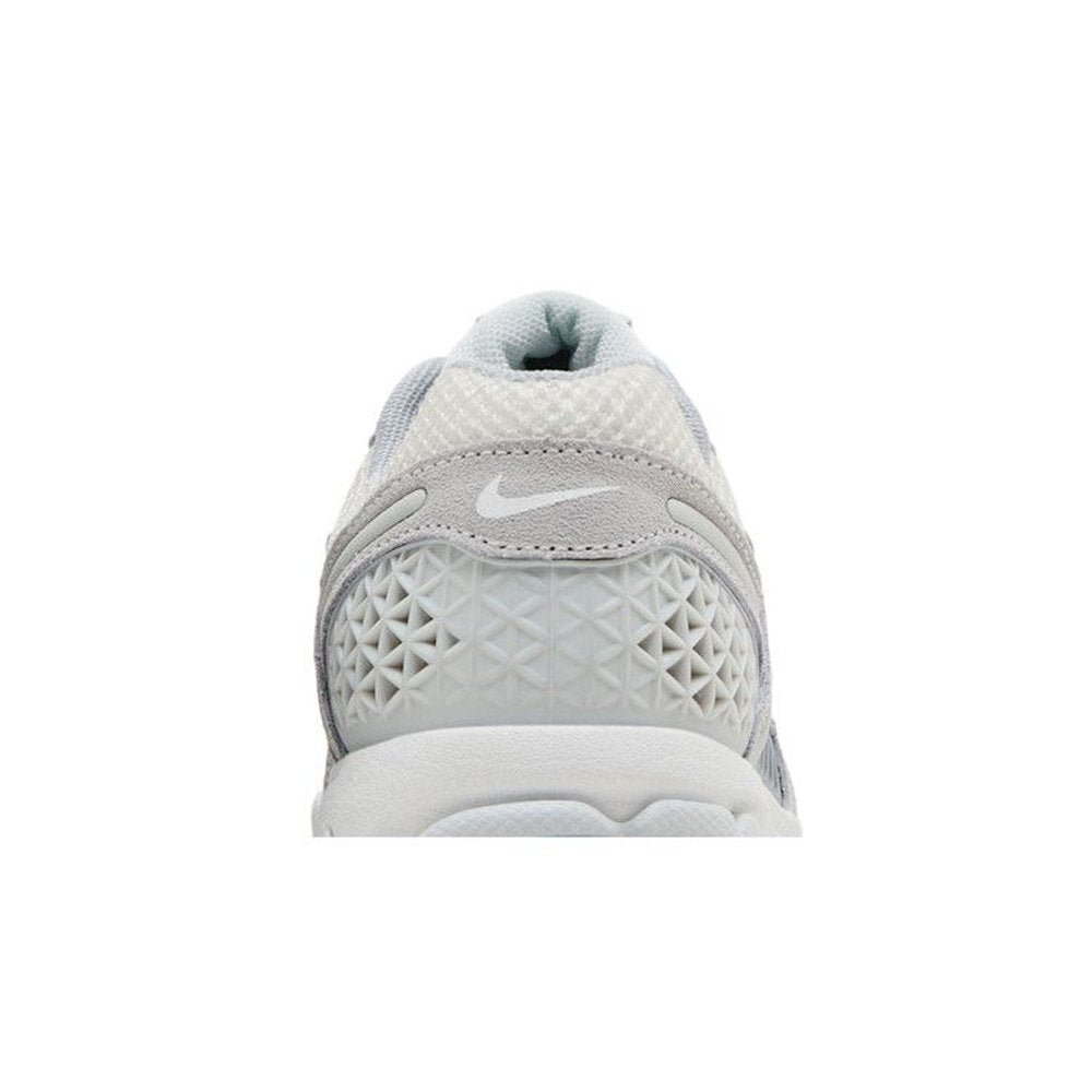 Nike Zoom Vomero 5 Pure Platinum Platinum Tint Wolf Grey Summit White (W) – detail materiálu | Purekickz