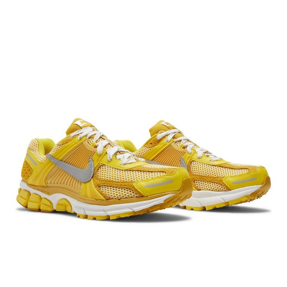 Nike Zoom Vomero 5 Yellow Ochre – lifestyle foto | Purekickz