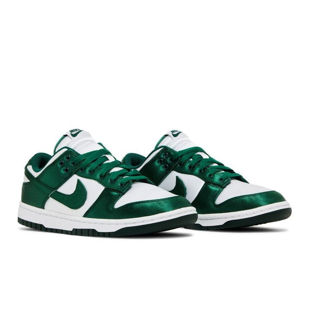 NikeDunk Low Satin Green – lifestyle foto | Purekickz