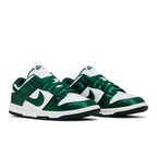 NikeDunk Low Satin Green – lifestyle foto | Purekickz