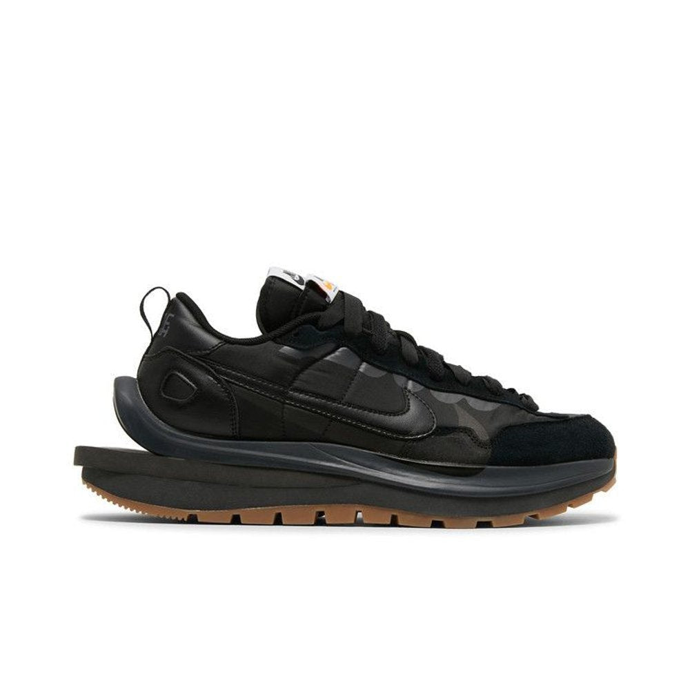 sacai x Nike VaporWaffle Black Gum – boční pohled | Purekickz