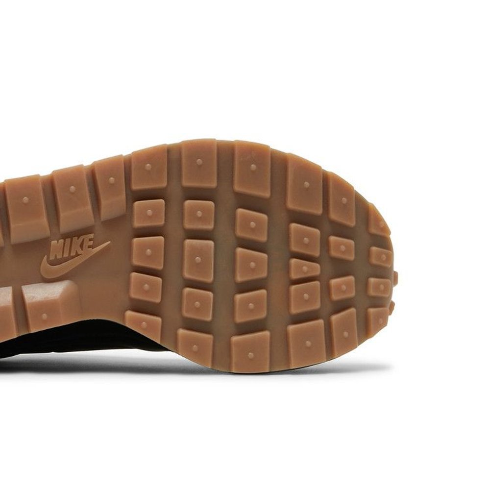 sacai x Nike VaporWaffle Black Gum – pohled shora | Purekickz