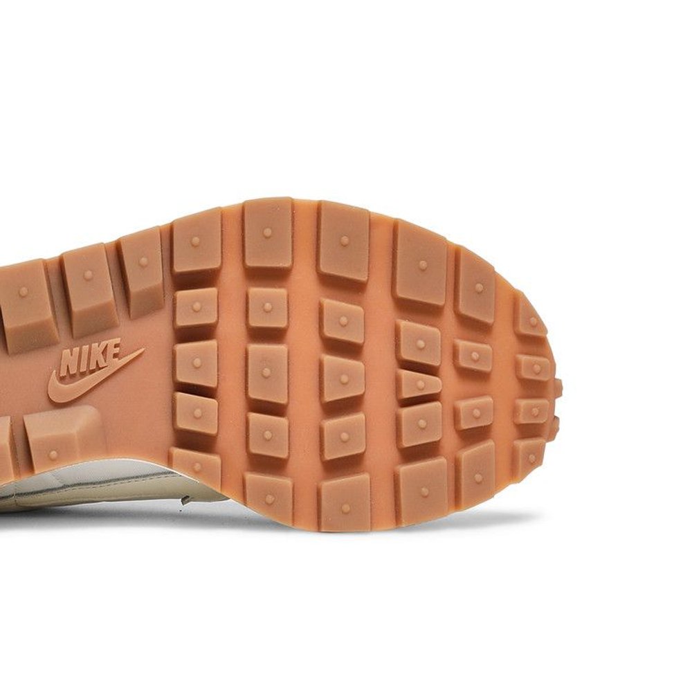 sacai x Nike VaporWaffle 'Sail Gum' – pohled shora | Purekickz