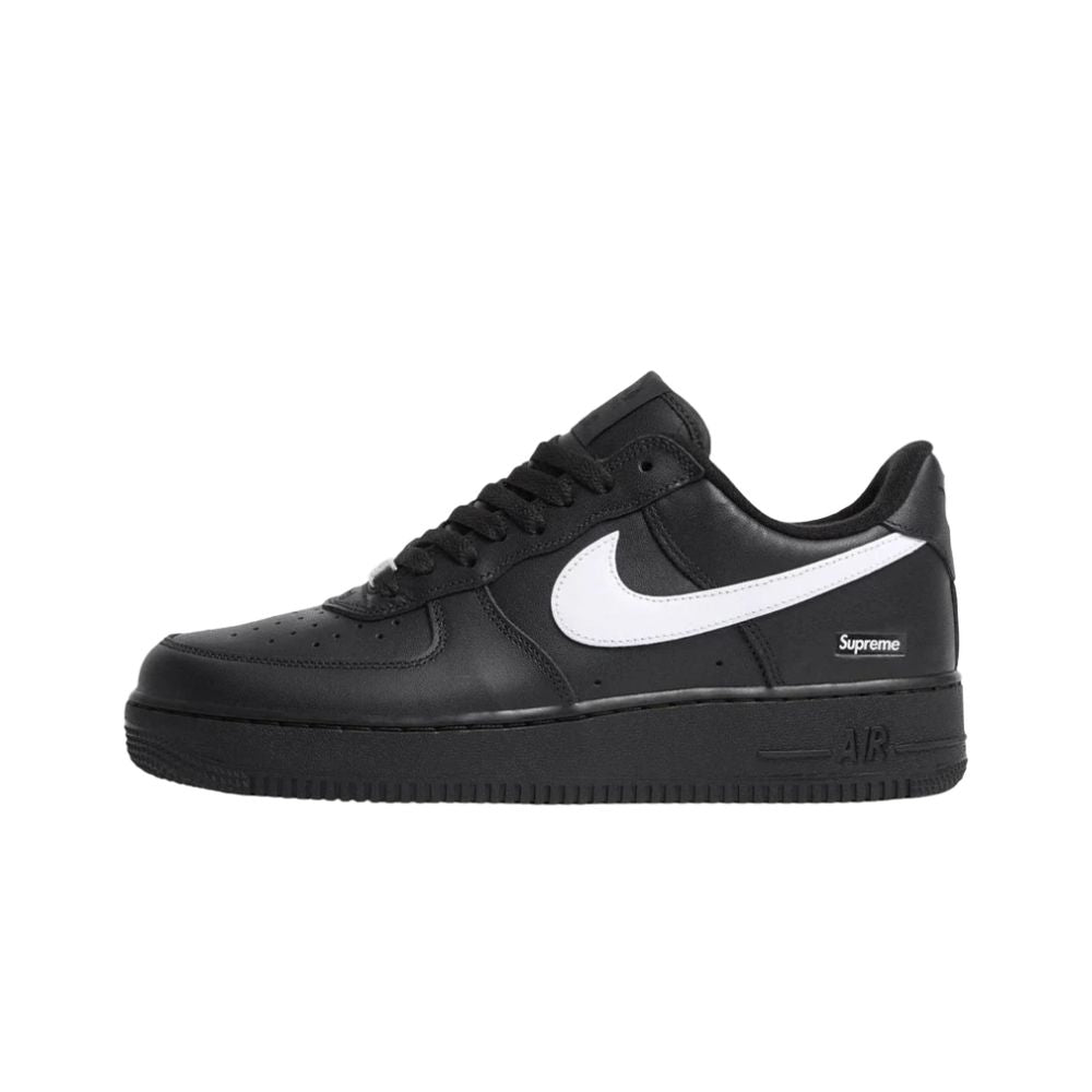 Supreme Nike Air Force 1 Low Black White 2025 – hlavní pohled | Purekickz
