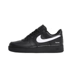Supreme Nike Air Force 1 Low Black White 2025 – hlavní pohled | Purekickz