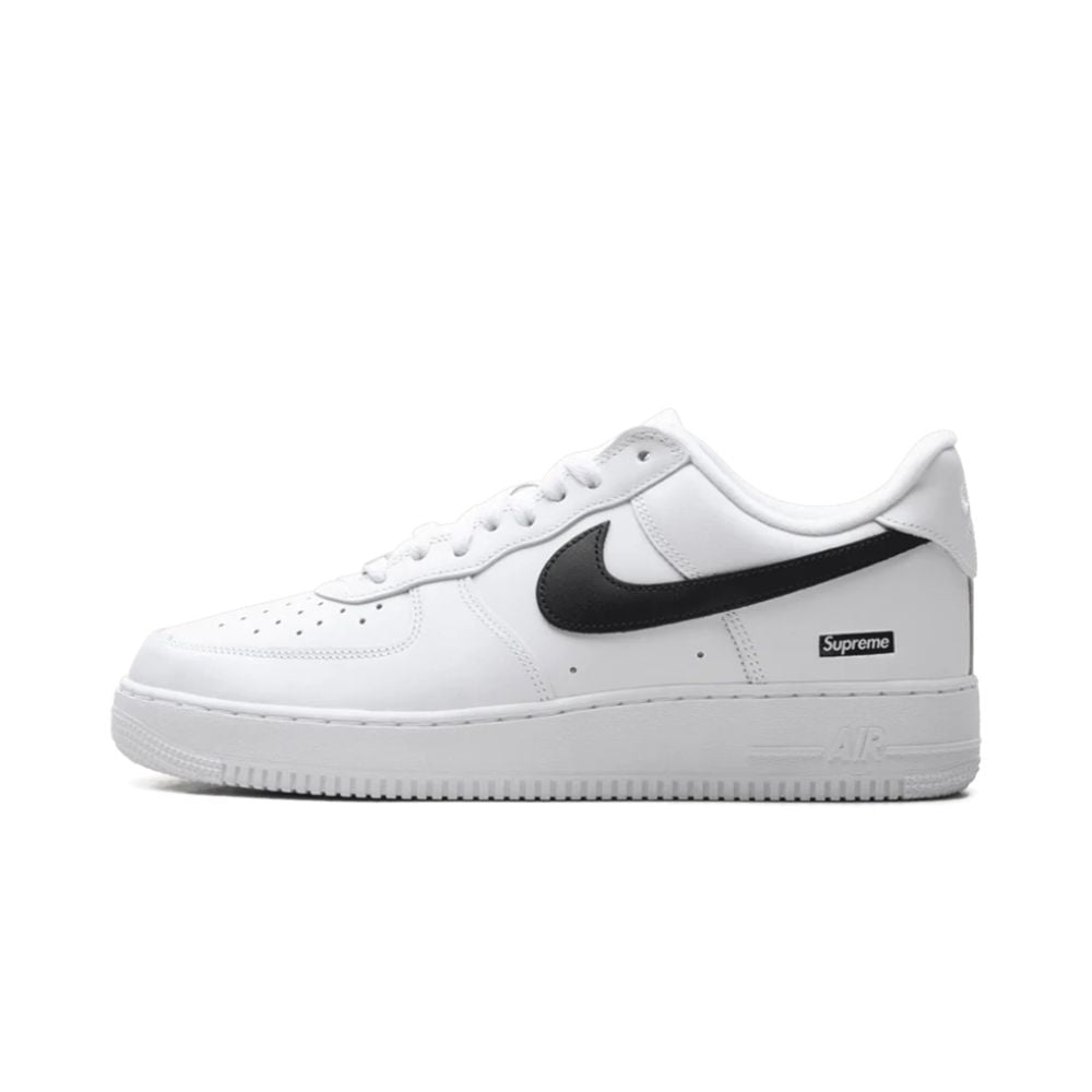 Nike Air Force 1 Low Supreme White Black 2025 – hlavní pohled | Purekickz