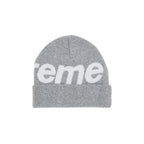 Supreme Big Logo Beanie (FW24) Ash Grey – boční pohled | Purekickz