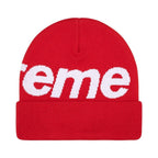 Supreme Big Logo Beanie (FW25) Red – boční pohled | Purekickz