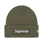 Supreme New Era Box Logo Beanie (FW25) Light Olive – hlavní pohled | Purekickz