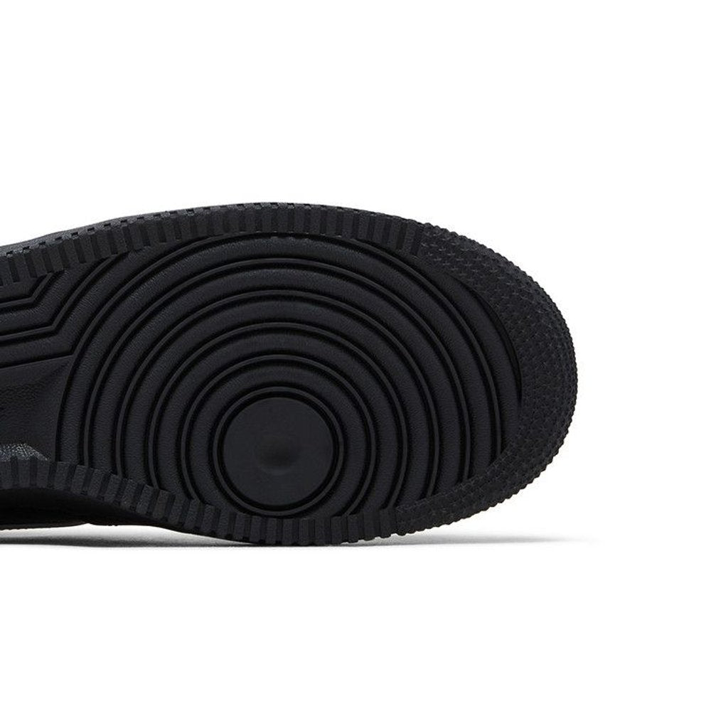 Supreme Nike Air Force 1 Low Black White 2025 – pohled shora | Purekickz