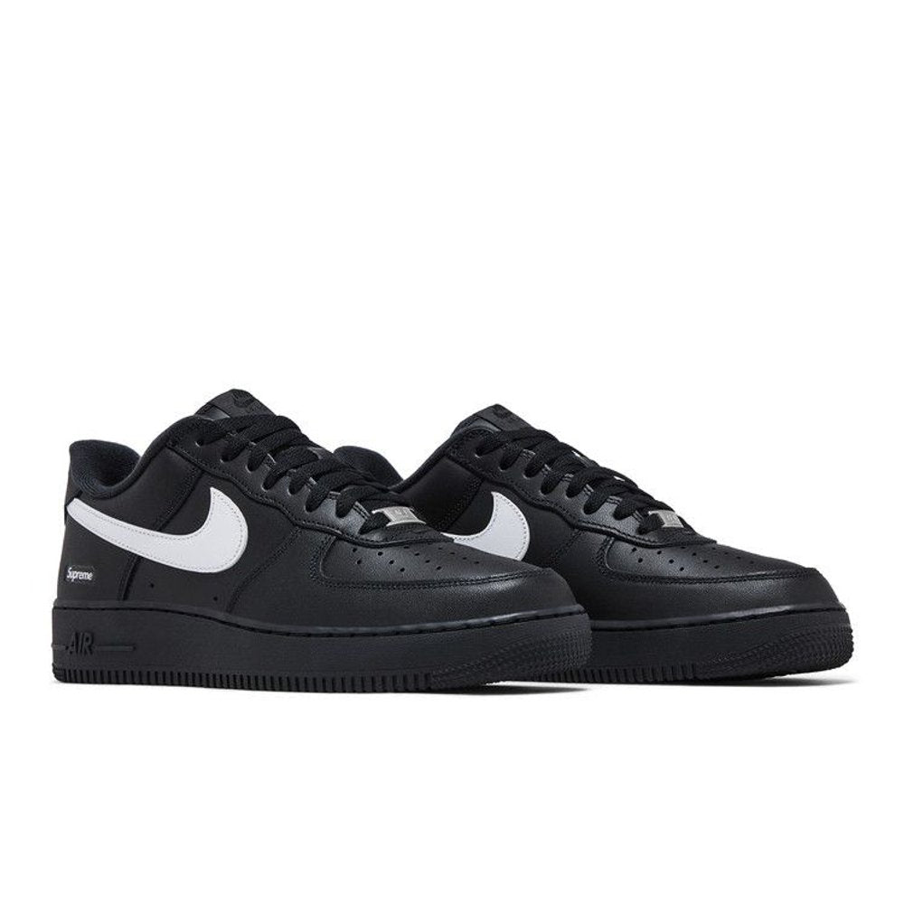 Supreme Nike Air Force 1 Low Black White 2025 – lifestyle foto | Purekickz