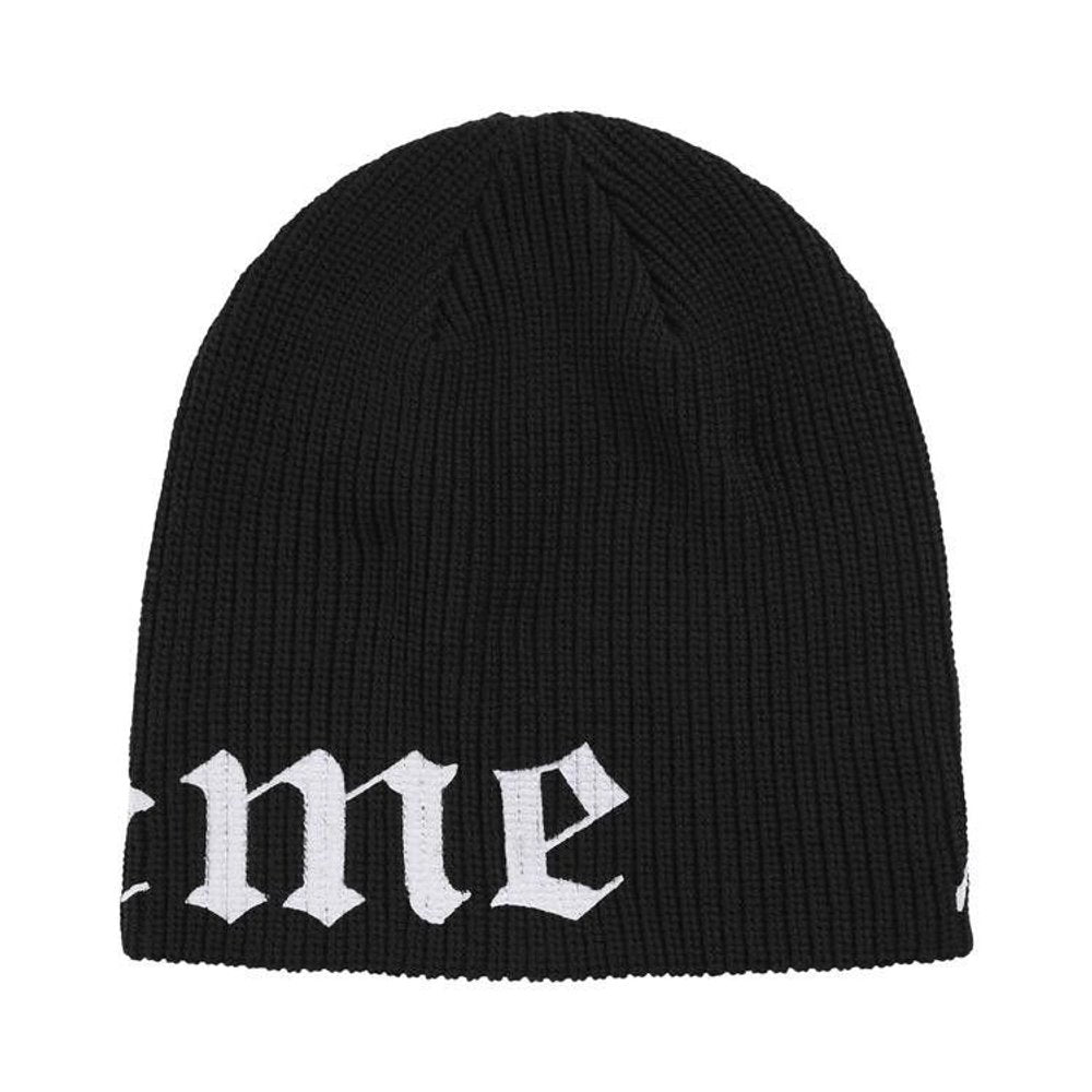 Supreme Old English Printed Beanie (SS26) Black – boční pohled | Purekickz