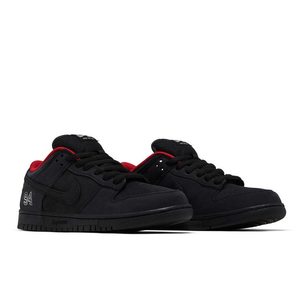 Supreme x Nike Dunk Low SB 'Black' – lifestyle foto | Purekickz