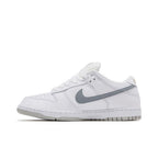 Supreme x Nike Dunk Low SB 'White Metallic Silver' – hlavní pohled | Purekickz