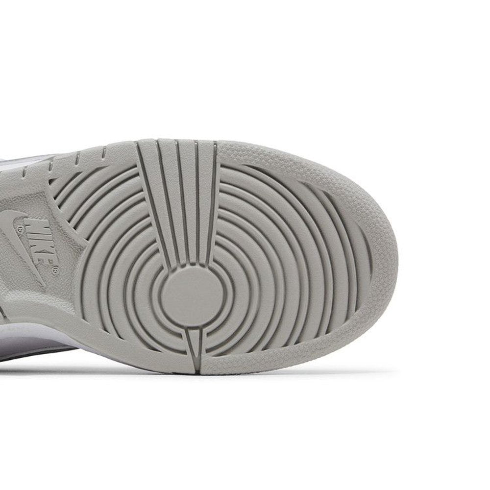 Supreme x Nike Dunk Low SB 'White Metallic Silver' – pohled shora | Purekickz