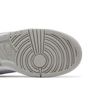 Supreme x Nike Dunk Low SB 'White Metallic Silver' – pohled shora | Purekickz