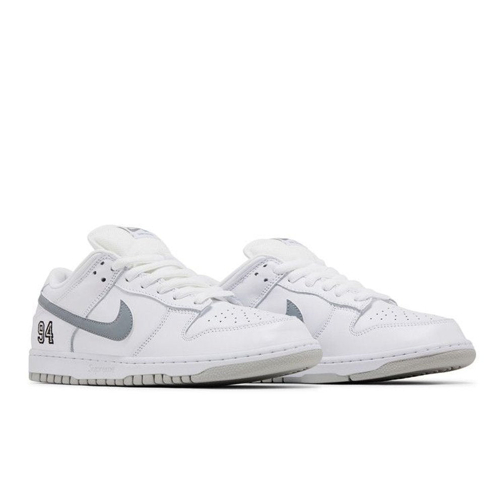 Supreme x Nike Dunk Low SB 'White Metallic Silver' – lifestyle foto | Purekickz