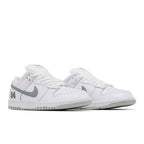 Supreme x Nike Dunk Low SB 'White Metallic Silver' – lifestyle foto | Purekickz