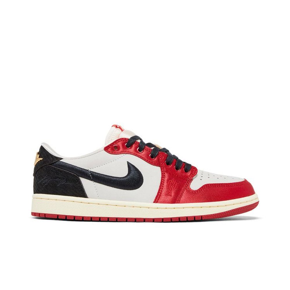 Trophy Room x Air Jordan 1 Retro Low OG SP 'Rookie Card - Away' – boční pohled | Purekickz