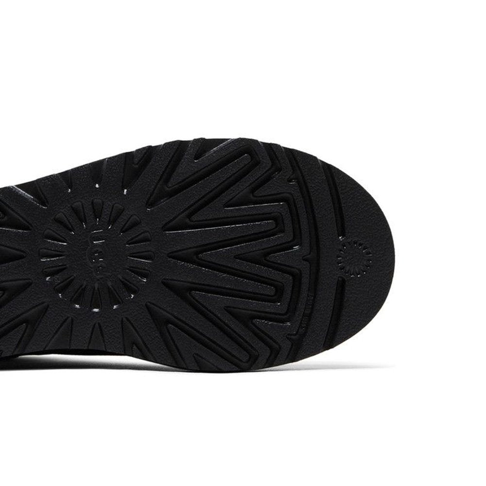 UGG Classic Mini II Boot Black (W) – pohled shora | Purekickz