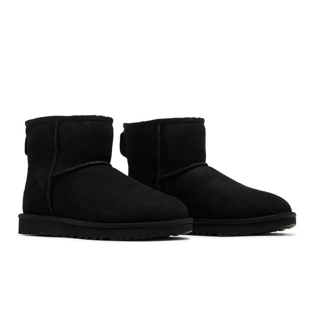 UGG Classic Mini II Boot Black (W) – lifestyle foto | Purekickz