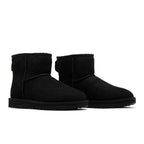 UGG Classic Mini II Boot Black (W) – lifestyle foto | Purekickz