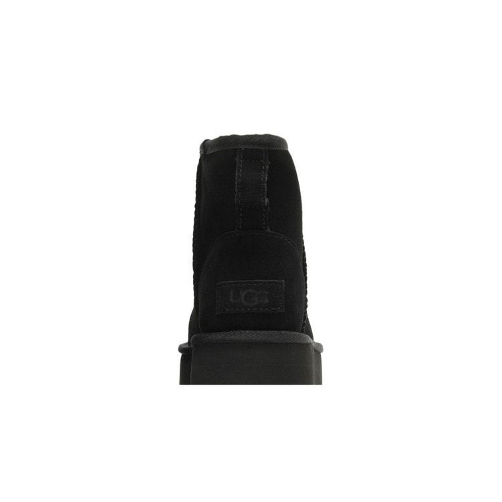 UGG Classic Mini Platform Boot Black – detail materiálu | Purekickz