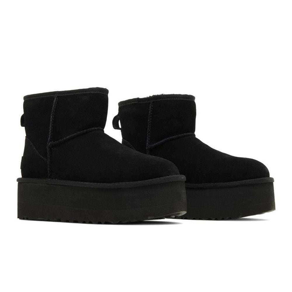 UGG Classic Mini Platform Boot Black – lifestyle foto | Purekickz