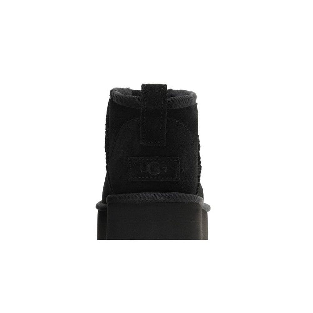 UGG Classic Ultra Mini Platform Boot Black (Women's) – detail materiálu | Purekickz