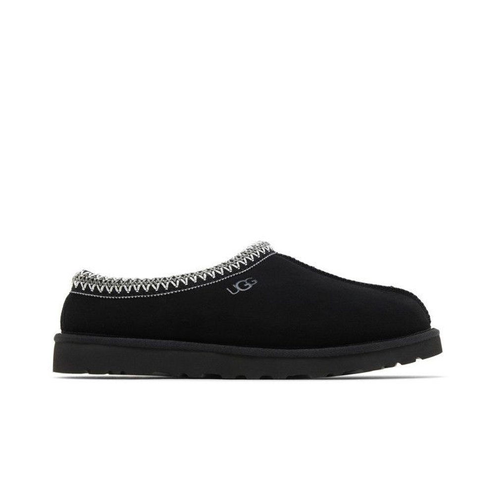 UGG Tasman Slipper Black – boční pohled | Purekickz