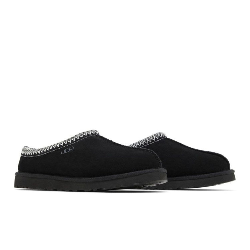 UGG Tasman Slipper Black – lifestyle foto | Purekickz