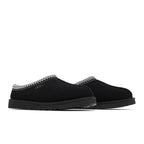 UGG Tasman Slipper Black – lifestyle foto | Purekickz