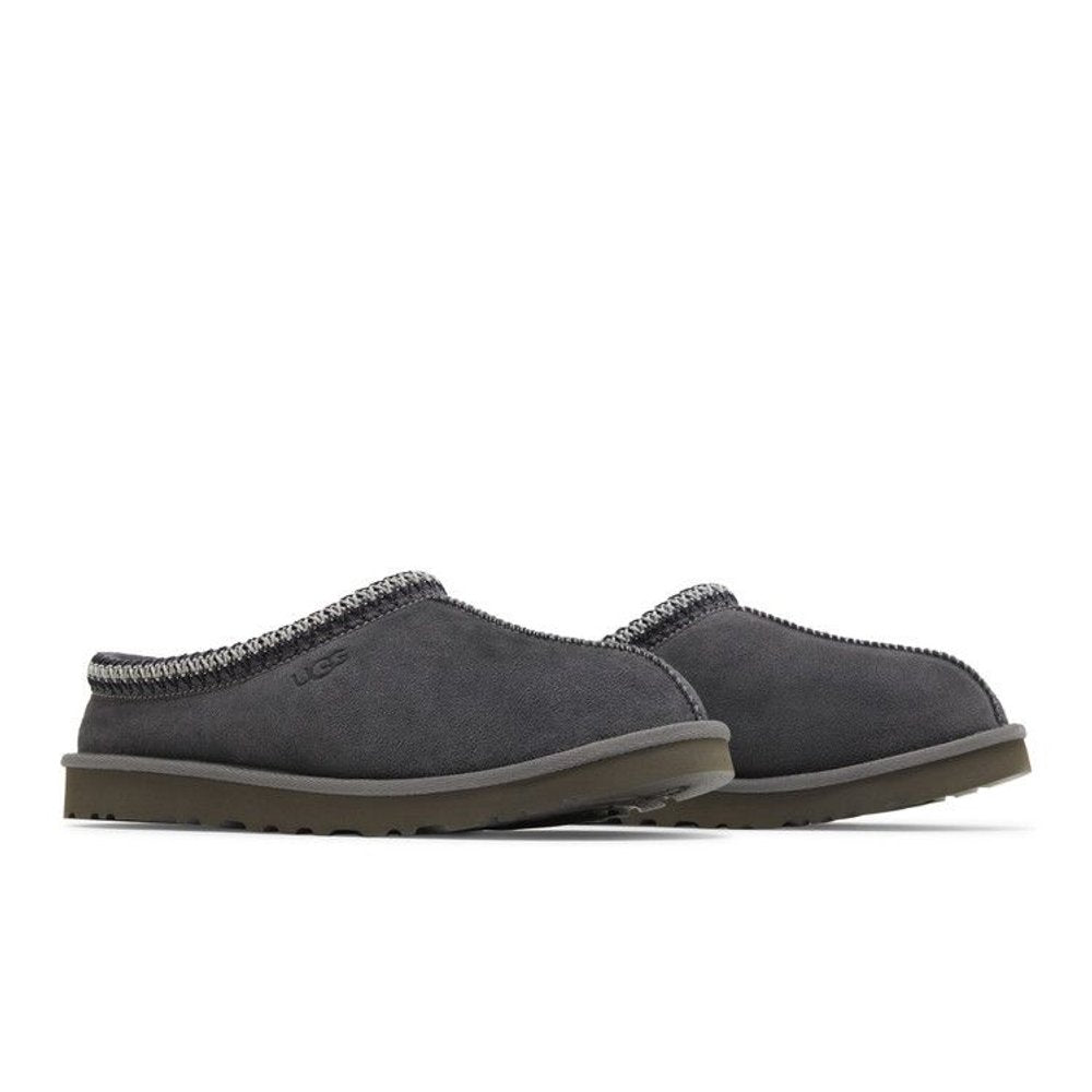 UGG Tasman Slipper Dark Grey – lifestyle foto | Purekickz