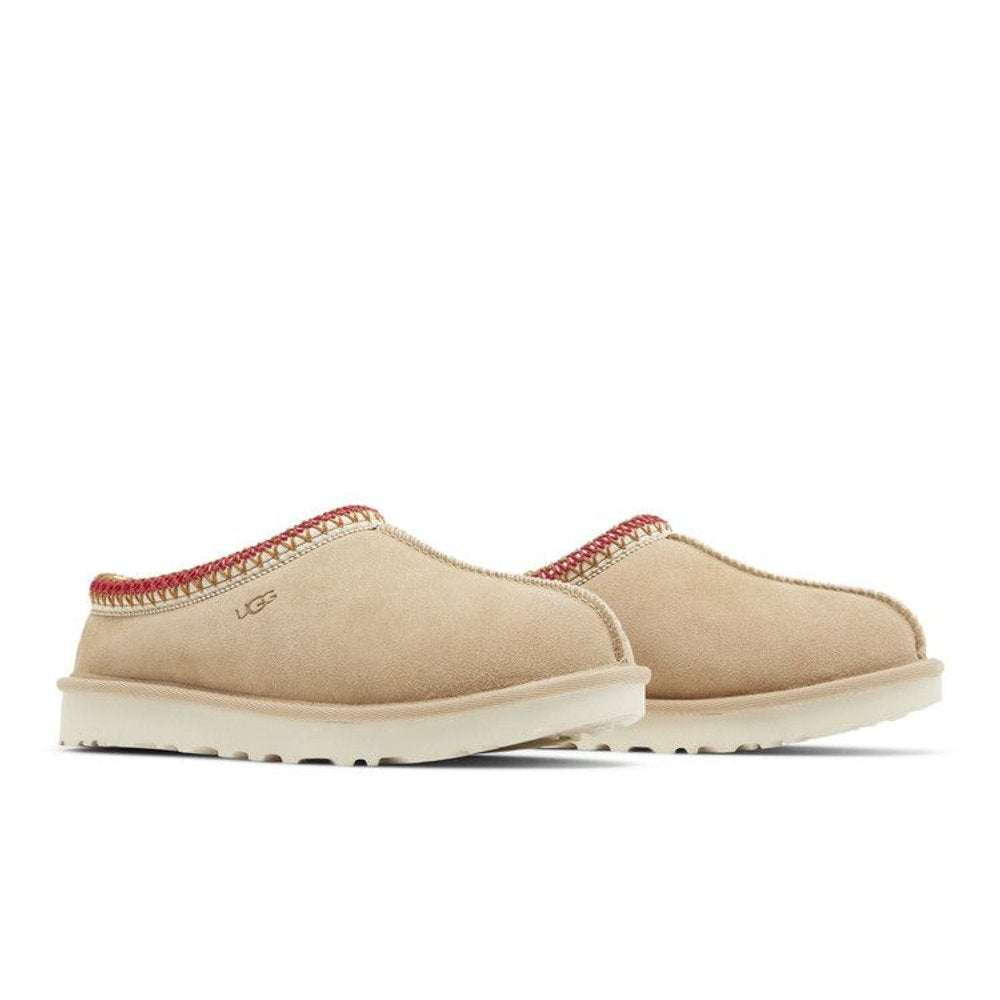 UGG Tasman Slipper Sand Dark Cherry – lifestyle foto | Purekickz