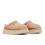 UGG Tazz Slipper Sand (W) – lifestyle foto | Purekickz