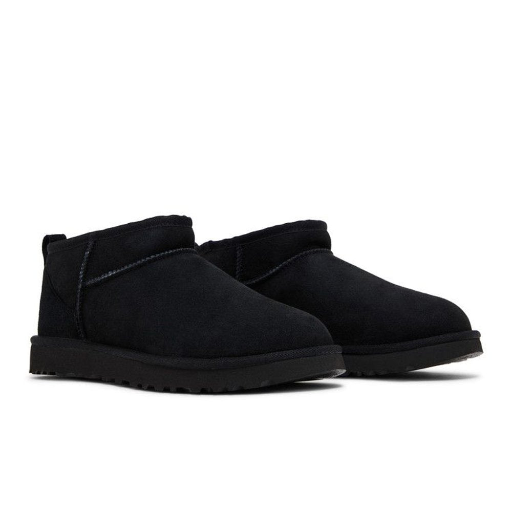 UGG Wmns Classic Ultra Mini Boot Black – lifestyle foto | Purekickz