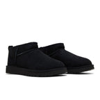 UGG Wmns Classic Ultra Mini Boot Black – lifestyle foto | Purekickz