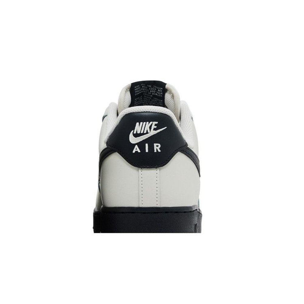 Nike Air Force 1 '07 Light Bone Black – detail materiálu | Purekickz